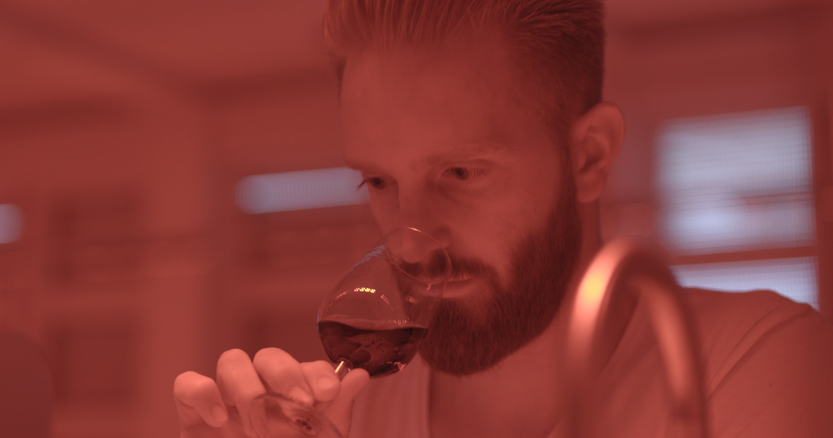 Mann macht Riechprobe bei einem Wein