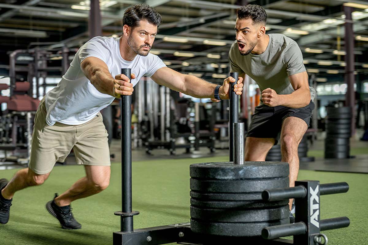 Zwei Männer beim Krafttraining im Studio