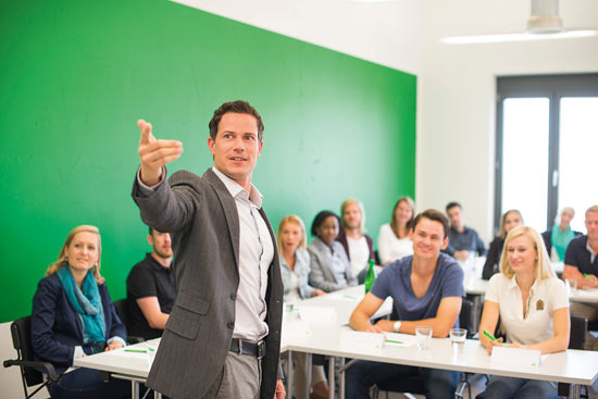 Dozent gestikuliert im Seminar