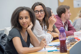 Studierende im Hörsaal der HDBW