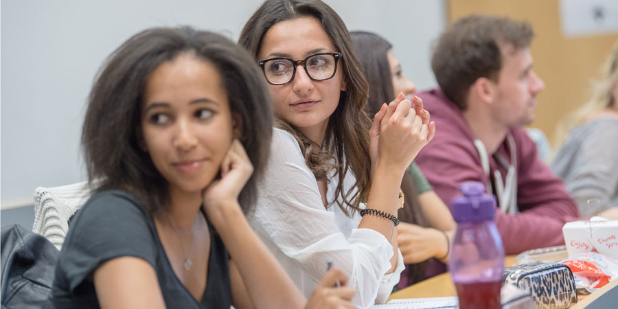 Studierende im Hörsaal der HDBW