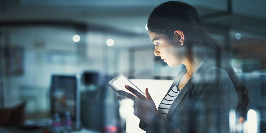 Studentin arbeitet mit Tablet