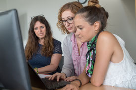 Studentinnen und Dozentin am PC