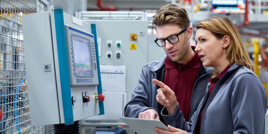 Student und Dozentin in Maschinenhalle