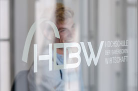 Studierender und Logo der HDBW