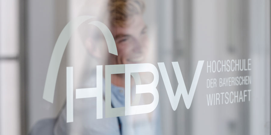 Studierender und Logo der HDBW