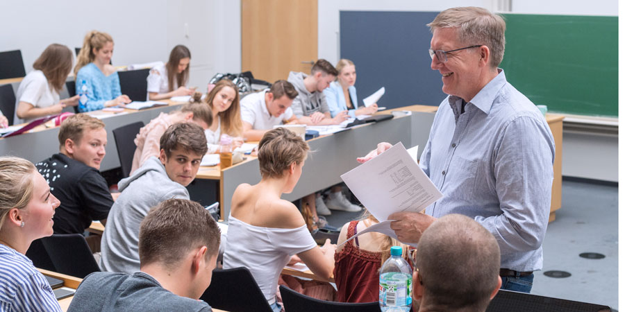 Professor und Studierende der HDBW