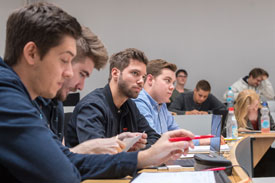 Studierende im Hörsaal der HDBW