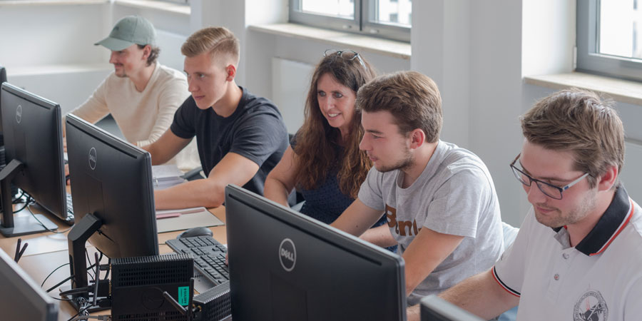 Professorin und Studierende der HDBW im Seminarraum