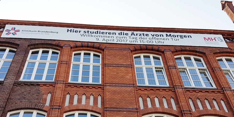 Gebäude mit Banner: Hier studieren die Ärzte von Morgen
