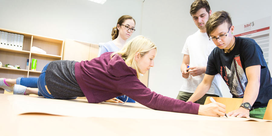 Studierende üben