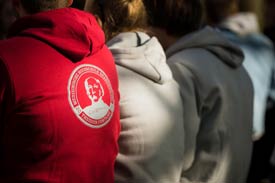 Rückenansicht roter Pulli mit MHB-Logo