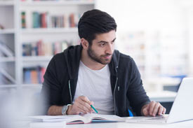 Lernender Student mit Laptop