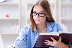 Lernende Studentin mit Buch