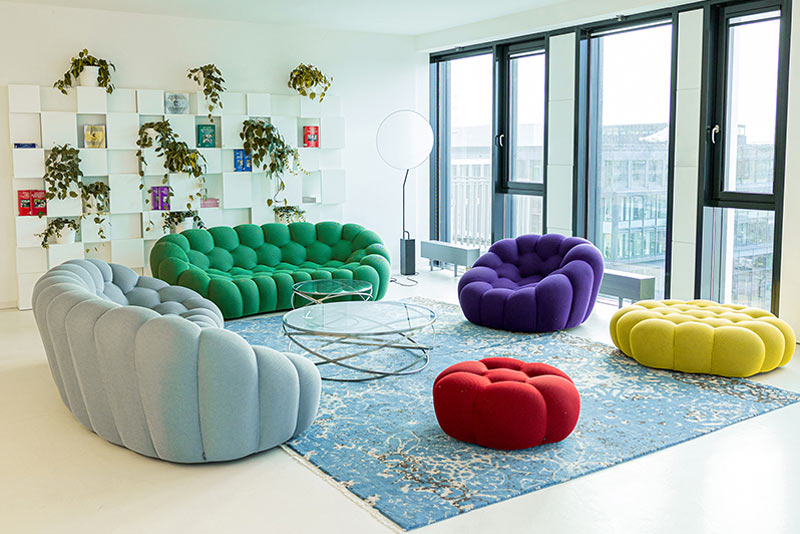BSP Campus Hamburg – Lounge mit bunten Sofas