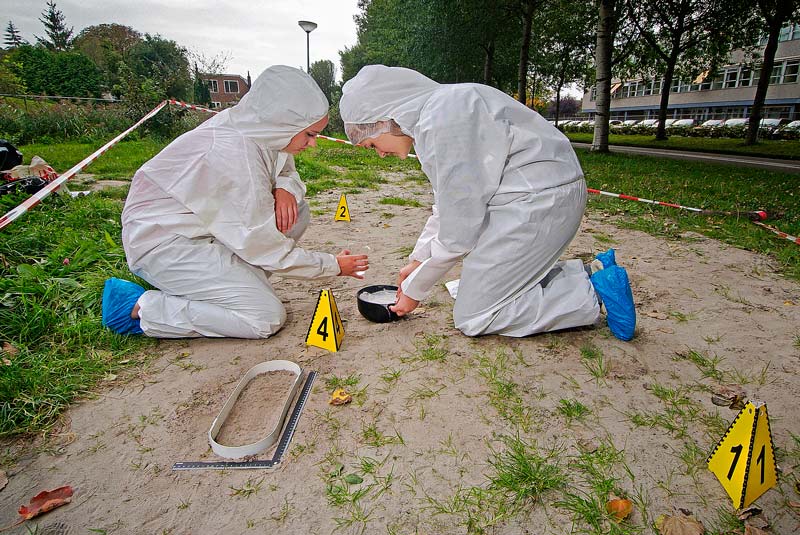 2 Studentinnen nehmen forensische Proben von einem fiktiven Tatort