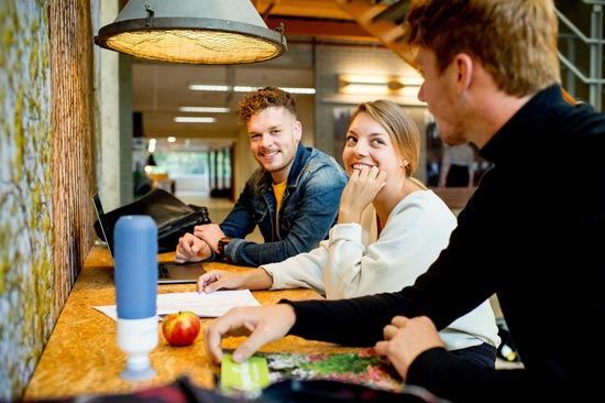 Studierende sitzen in Cafeteria