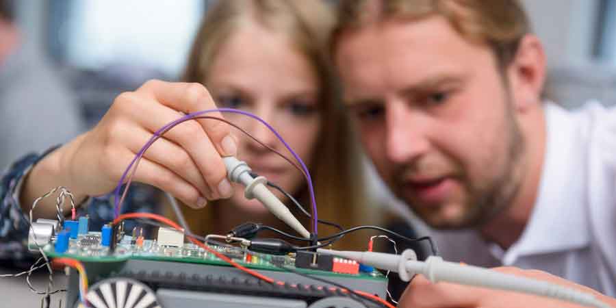 Zwei Studierende basteln an der Technik