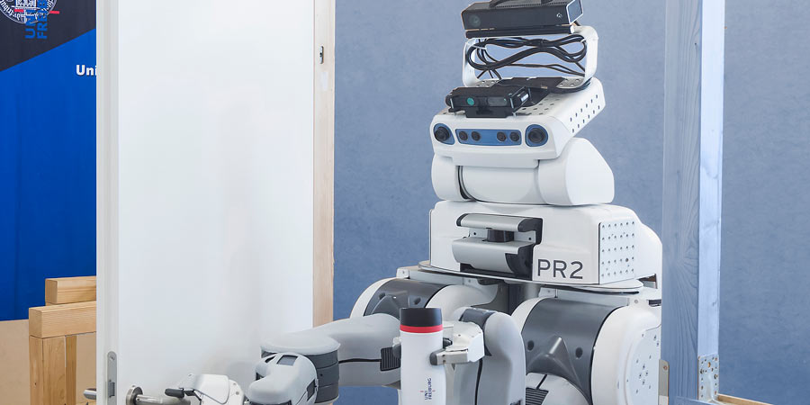 Ein Roboter öffnet eine Tür