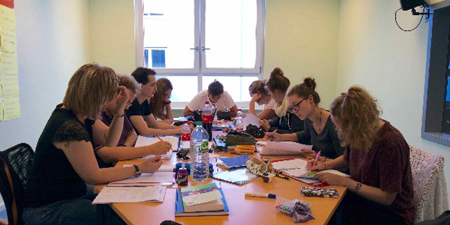 Logopädinnen arbeiten gemeinsam an einem Tisch