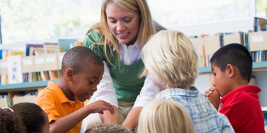 Logopädin mit Kindern um sich herum