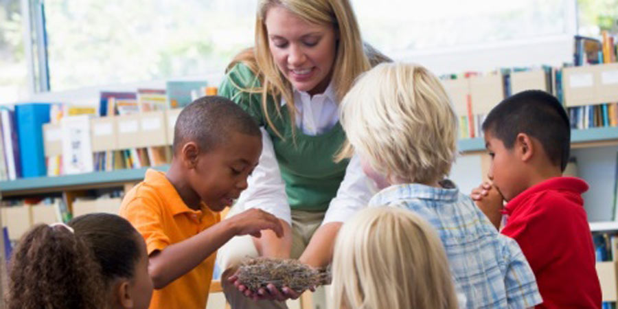 Logopädin mit Kindern um sich herum