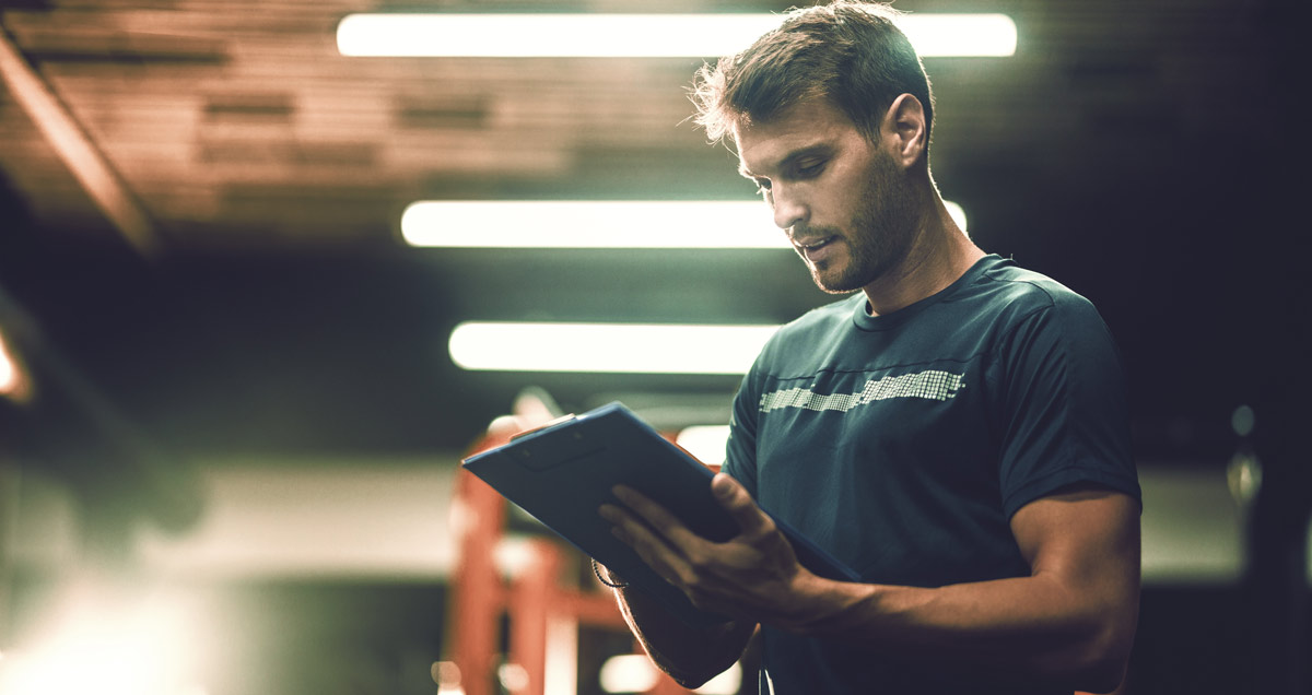 Fitnesstrainer mit Tablet