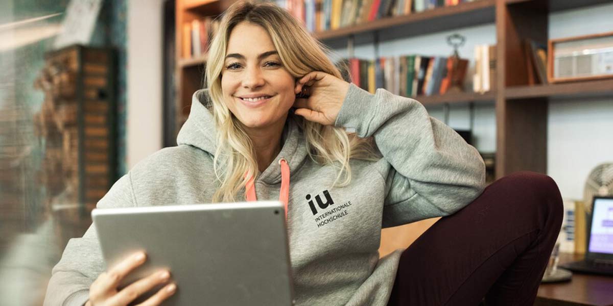 Lächelnde Studentin mit Tablet