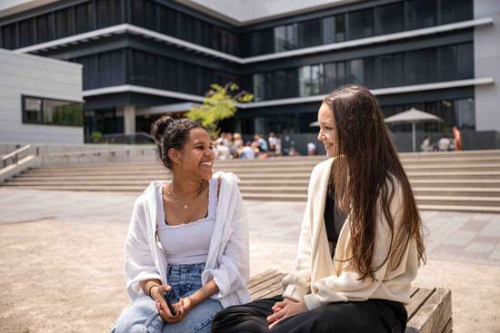 2 Studierende im Gespräch auf dem Vorplatz der EH Freiburg