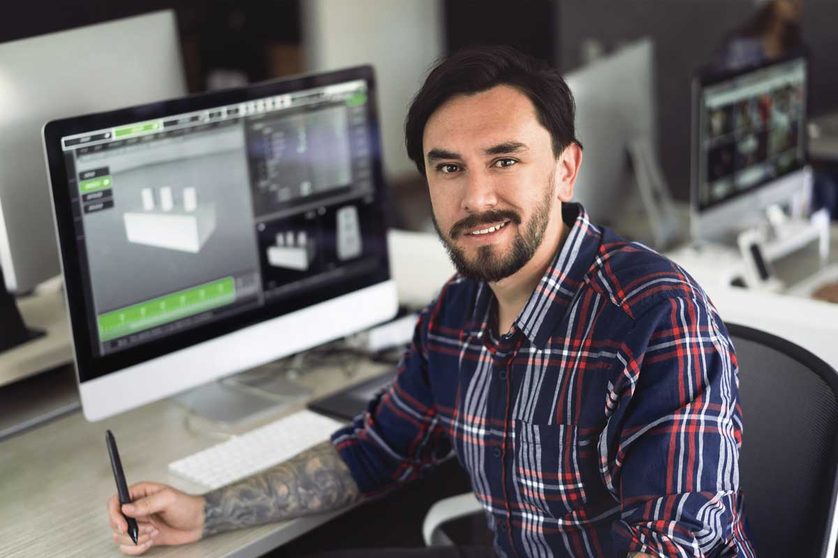 Mann am Bildschirm fertigt 3D Grafik an