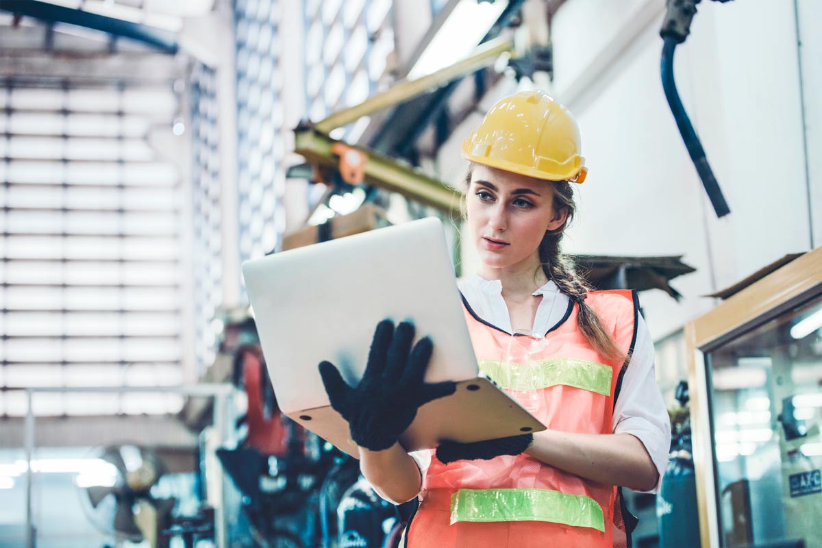 Mensch mit Laptop auf Baustelle