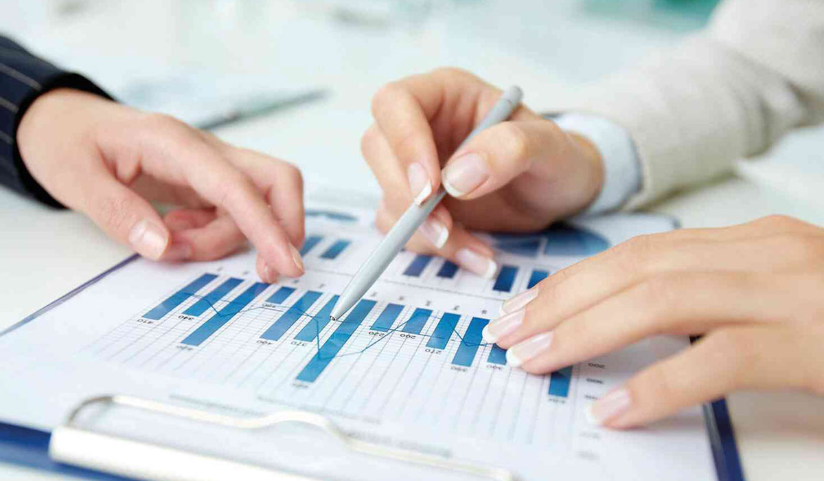 Hände auf einem Blatt mit Statistiken