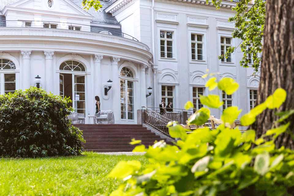 Repräsentatives Gebäude (Blick vom Garten)