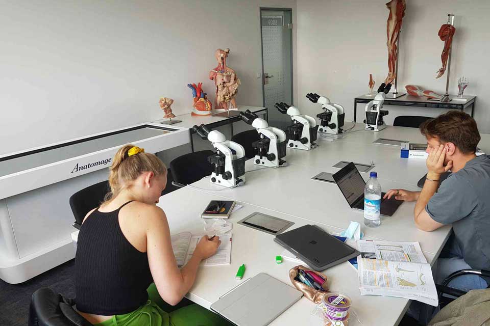 Arbeitsraum für Studierende (mit Mikroskopen und 2 Studierenden)