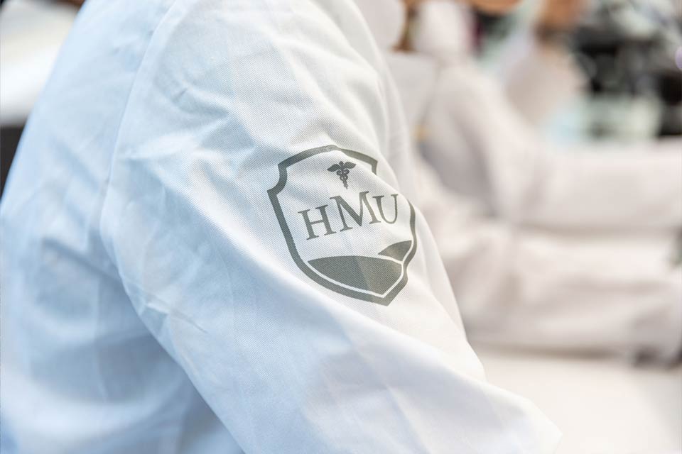 Kittel mit HMU-Logo