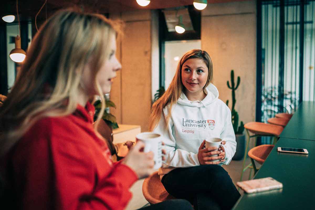 Zwei Studentinnen trinken Kaffee