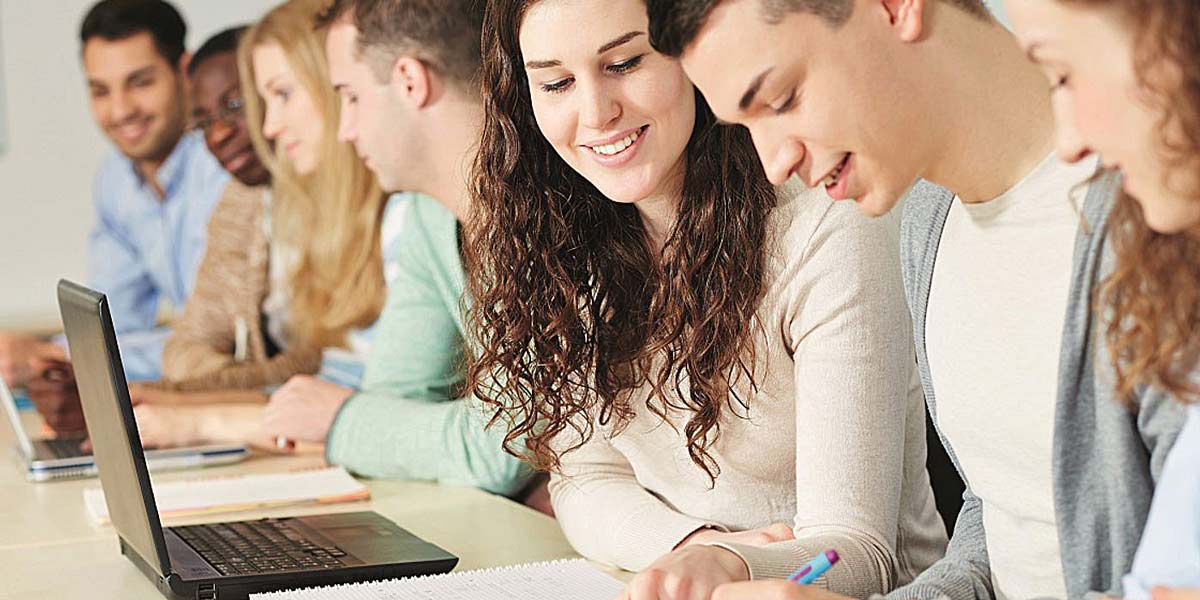 Studierende sitzen zusammen