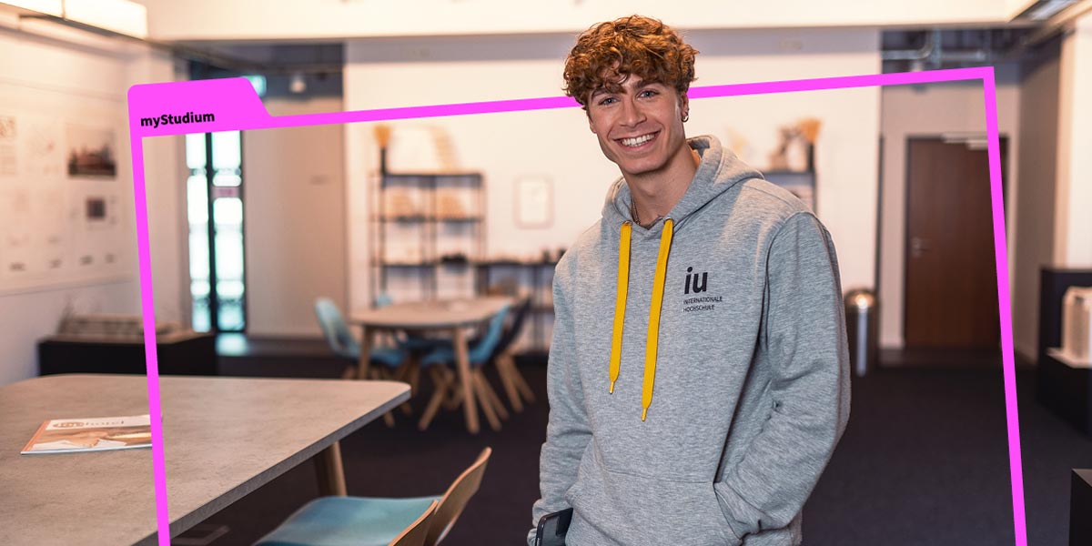 Student lächelt in Kamera
