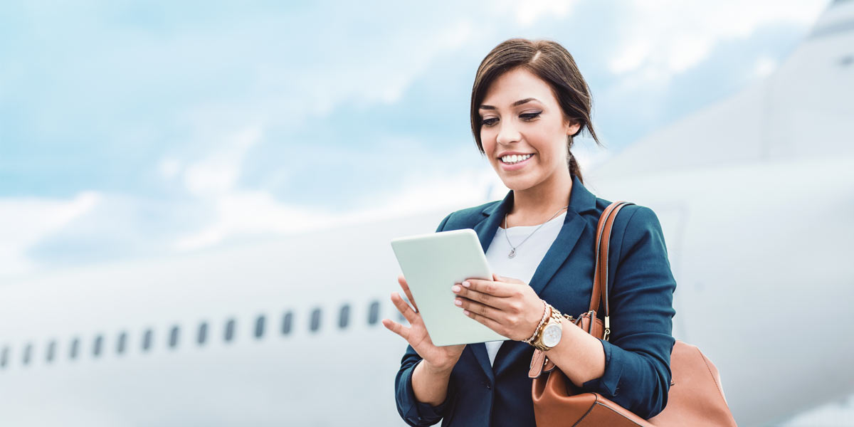 Frau vor einem Flugzeug
