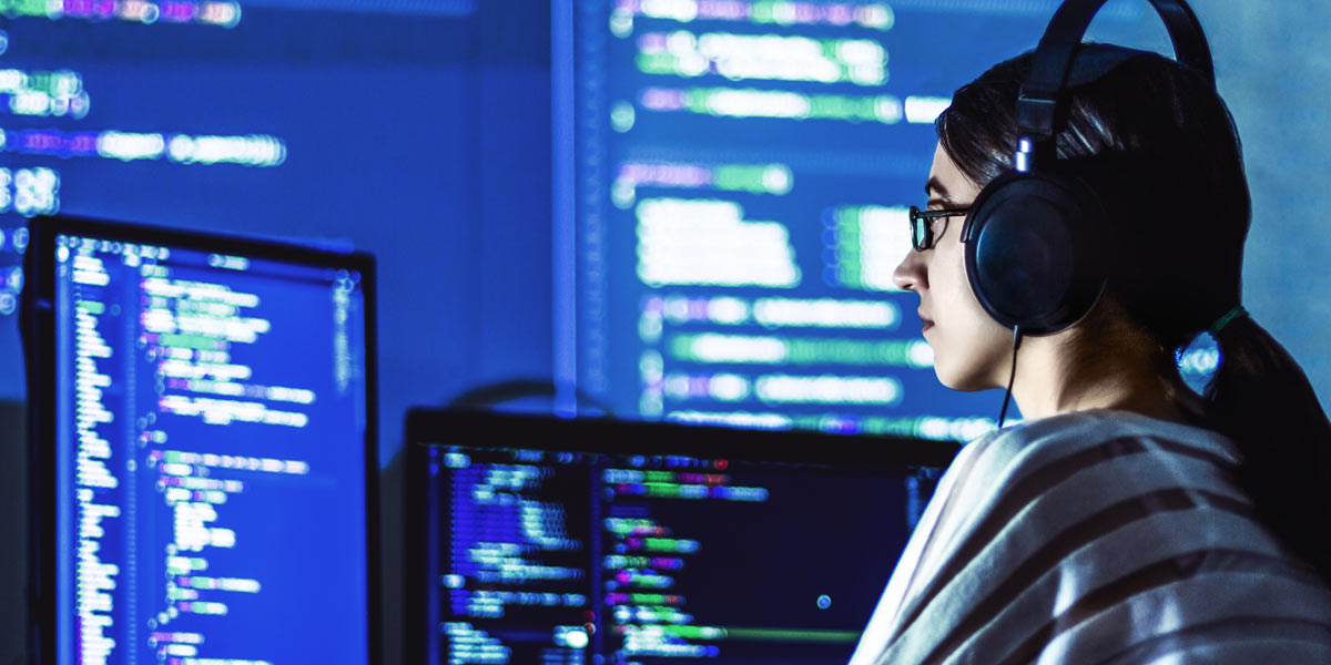 Frau vor dem Computer