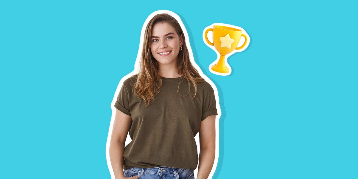 Studentin mit Pokal