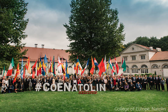 Großes Gruppenfoto mit Natolin-Schriftzug