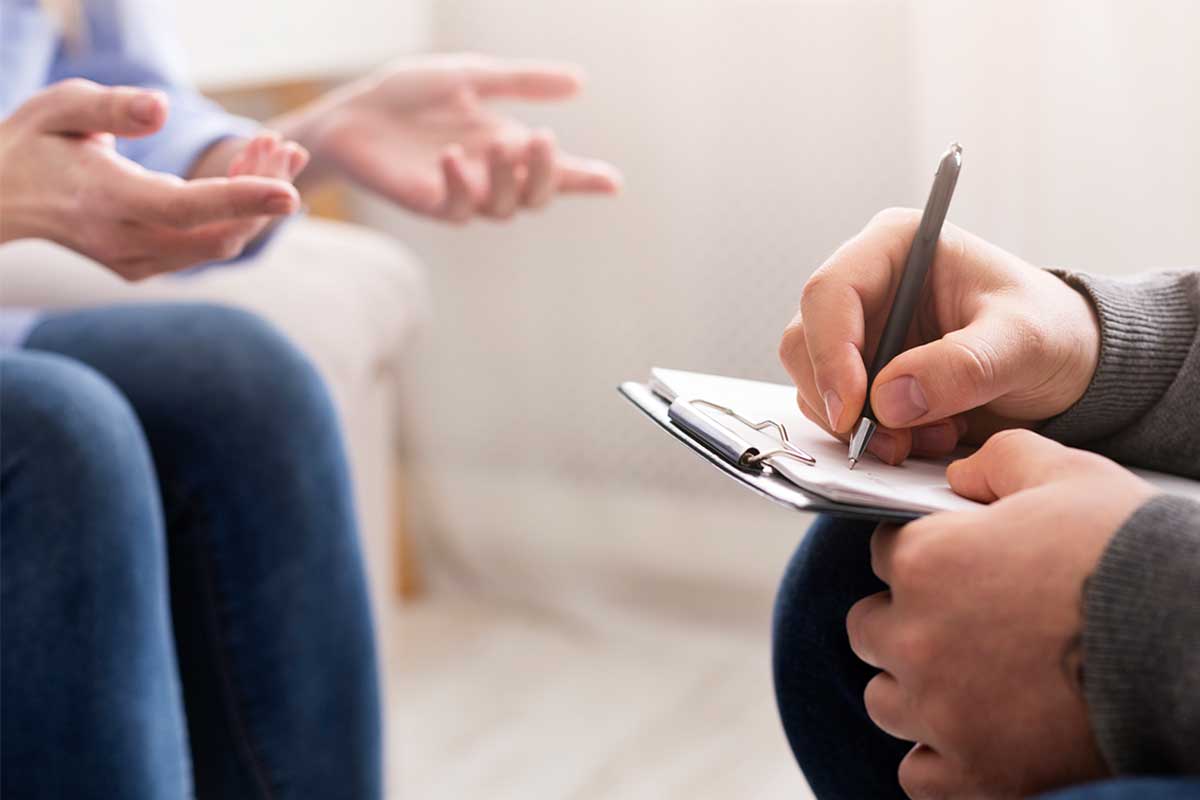 Hände mit Stift und Klemmbrett