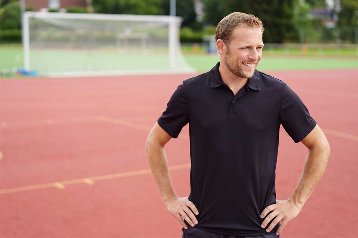 Mann auf Sportplatz