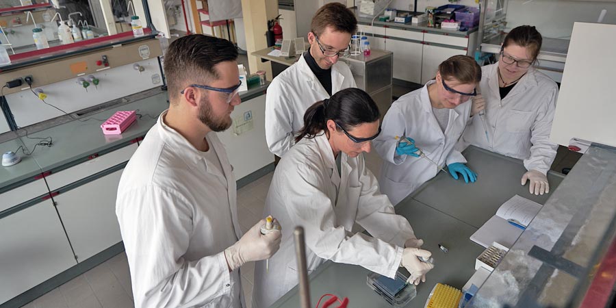 Studierende im Labor