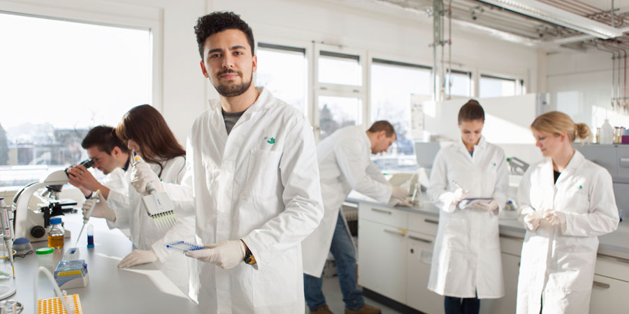 Studierende im Labor