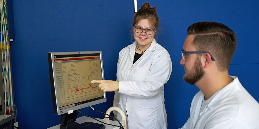 Studierende im Labor am PC