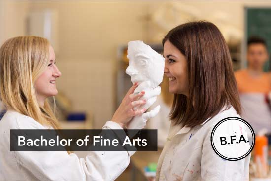 2 Studentinnen mit einer selbst erstellten Maske, Bachelor of Fine Arts, Stempel B.F.A.