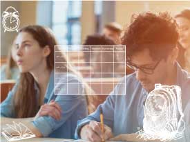 Studierende im Hörsaal + Stundenplan, Wecker, Rucksack, Buch