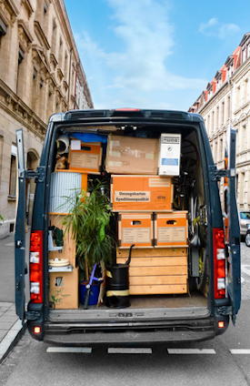 Blick in einen vollgepackten Transporter.